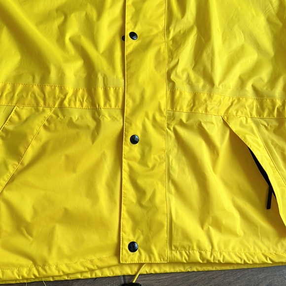 VTG Man’s Northern Escape Rain Coat - Picture 4 of 11